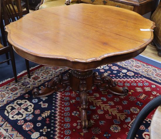 A Victorian mahogany shaped oval dining table L.124cm